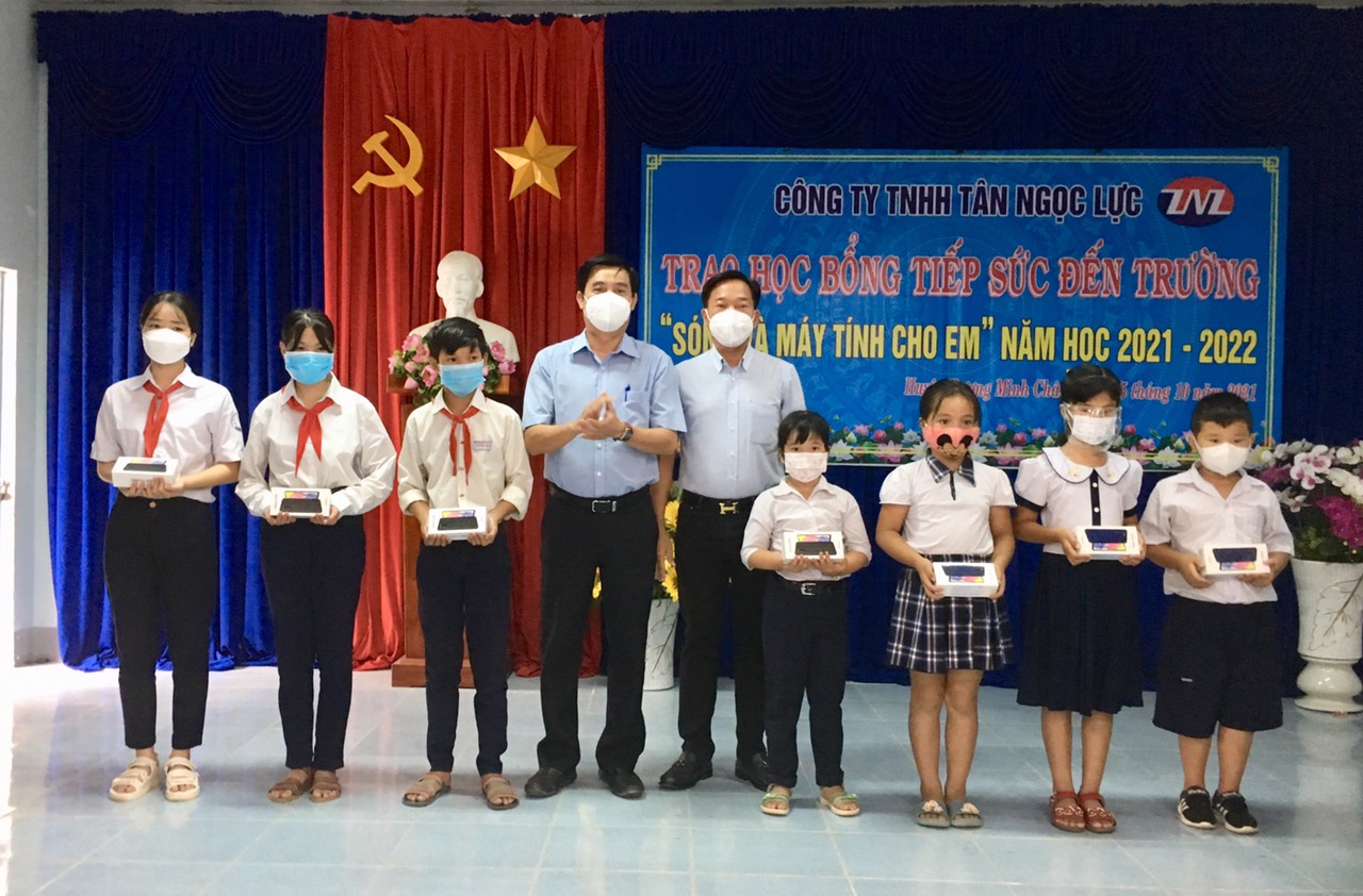 Công ty TNHH Tân Ngọc Lực trao học bổng “Sóng và máy tính cho em” ở huyện Dương Minh Châu
